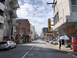 若松橋から歓楽街の中心地に伸びるもの。電線の地中化が進み、空が広く感じられ結構先進的な一面も。